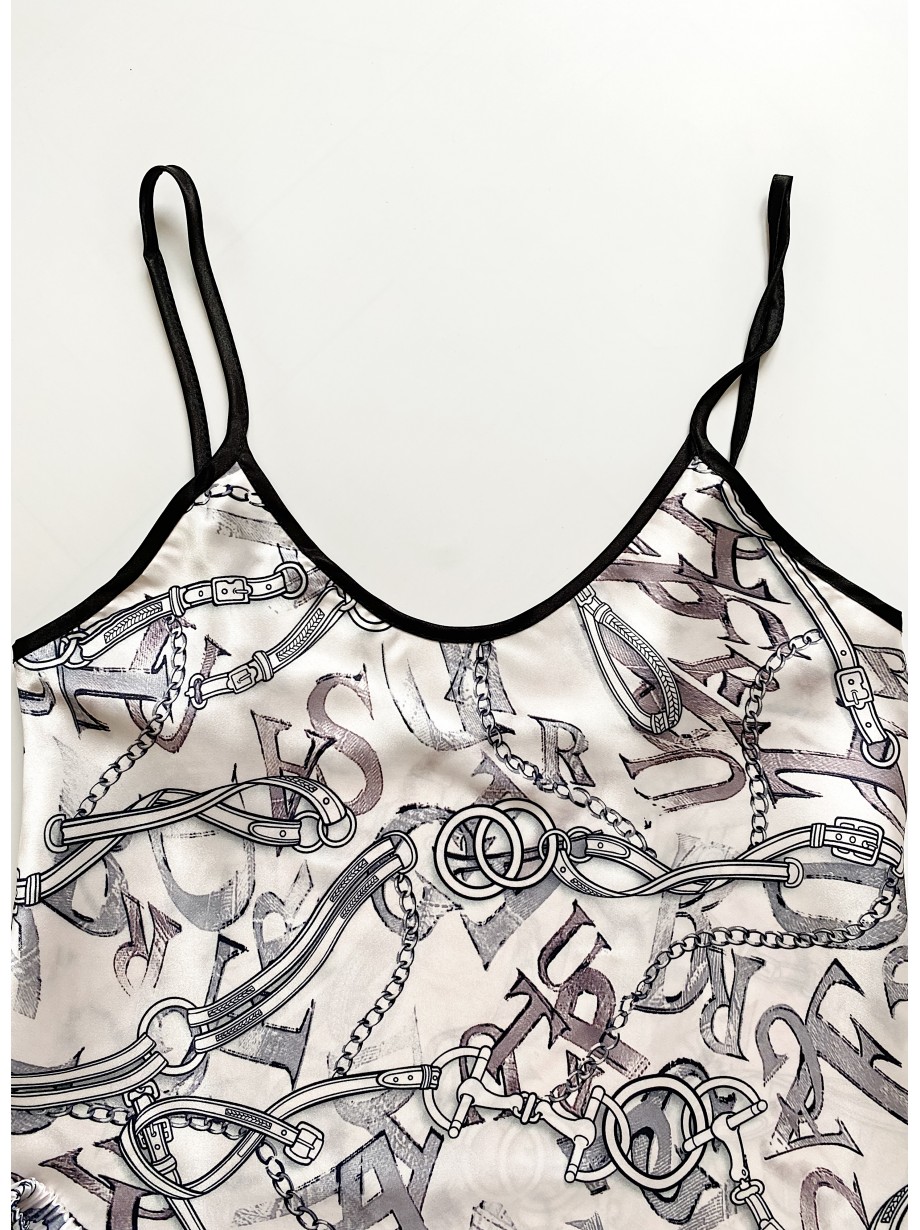 Pijama dama ieftina cu aspect satinat cu maieu si pantaloni scurti cu imprimeu litere chains - Stil Urban și Refined