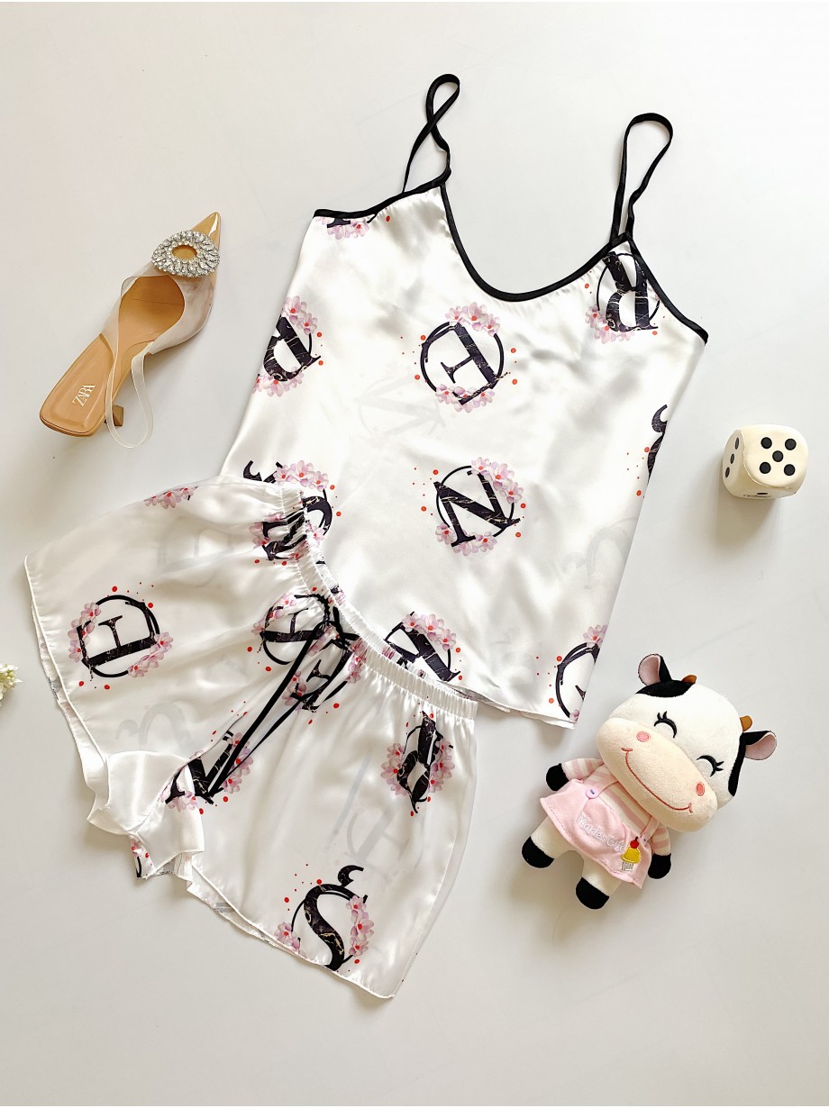 Pijama dama ieftina cu aspect satinat cu maieu si pantaloni scurti cu imprimeu LItere Fashion - Simplitate cu un Strop de Mister