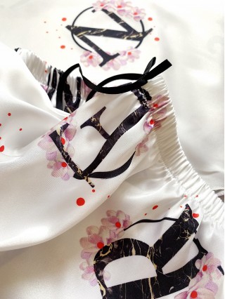 Pijama dama ieftina cu aspect satinat cu maieu si pantaloni scurti cu imprimeu LItere Fashion - Simplitate cu un Strop de Mister