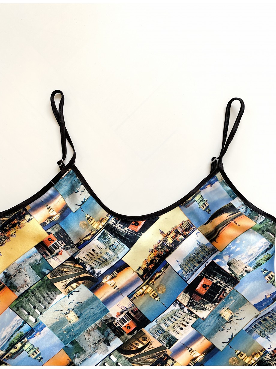 Pijama dama ieftina cu aspect satinat cu maieu si pantaloni scurti cu imprimeu Postcard Orase