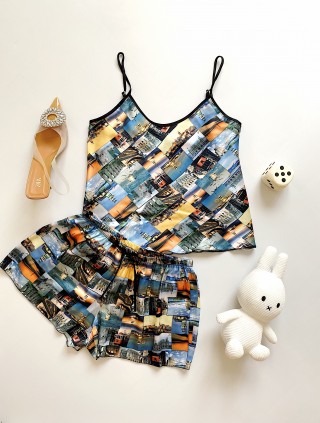 Pijama dama ieftina cu aspect satinat cu maieu si pantaloni scurti cu imprimeu Postcard Orase