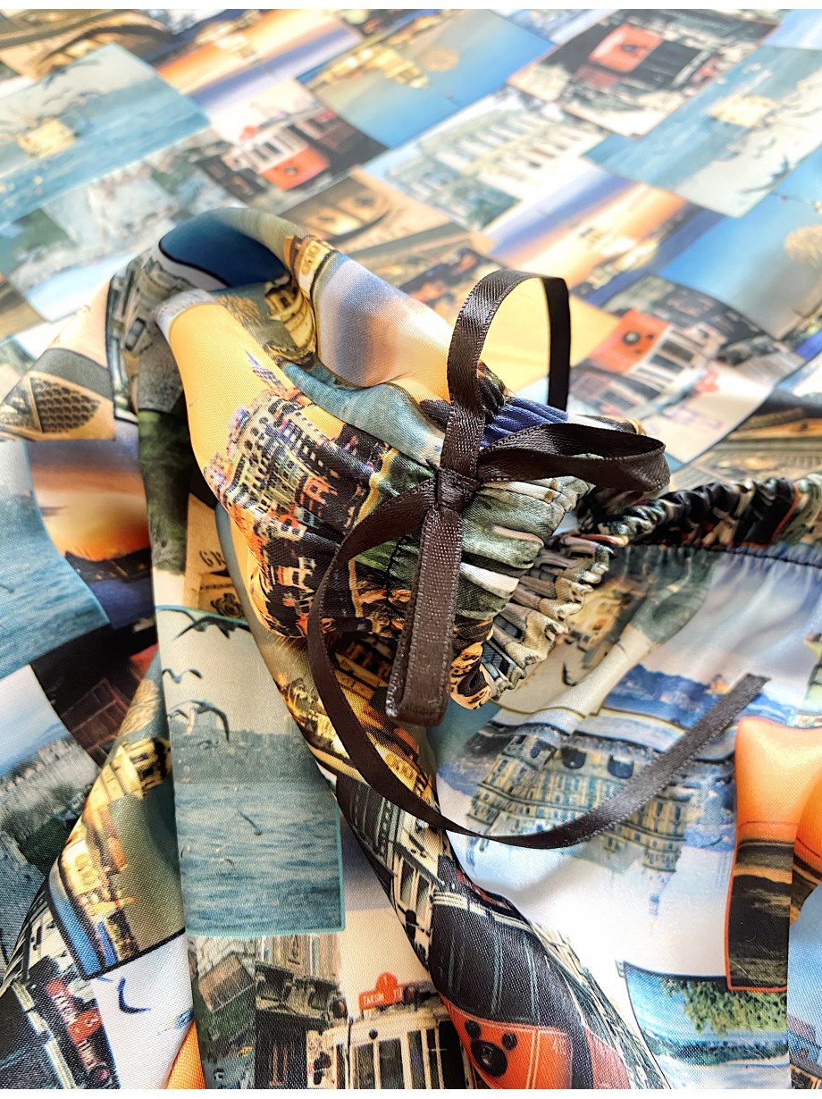 Pijama dama ieftina cu aspect satinat cu maieu si pantaloni scurti cu imprimeu Postcard Orase