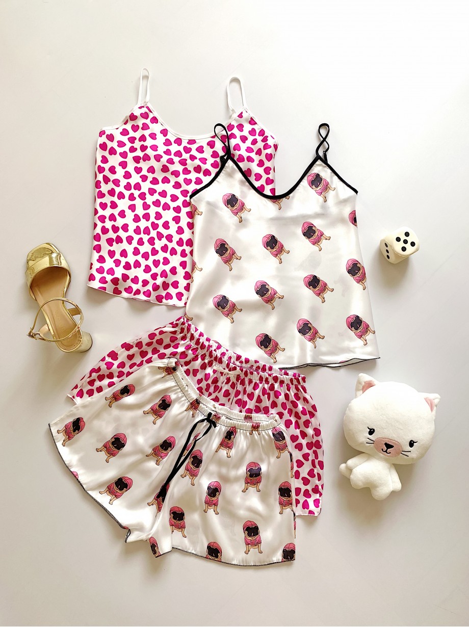 Pijama dama ieftina cu aspect satinat cu maieu si pantaloni scurti cu imprimeu Cateluș Pug Îmbrăcat în Roz - Dragoste pentru animale de companie 