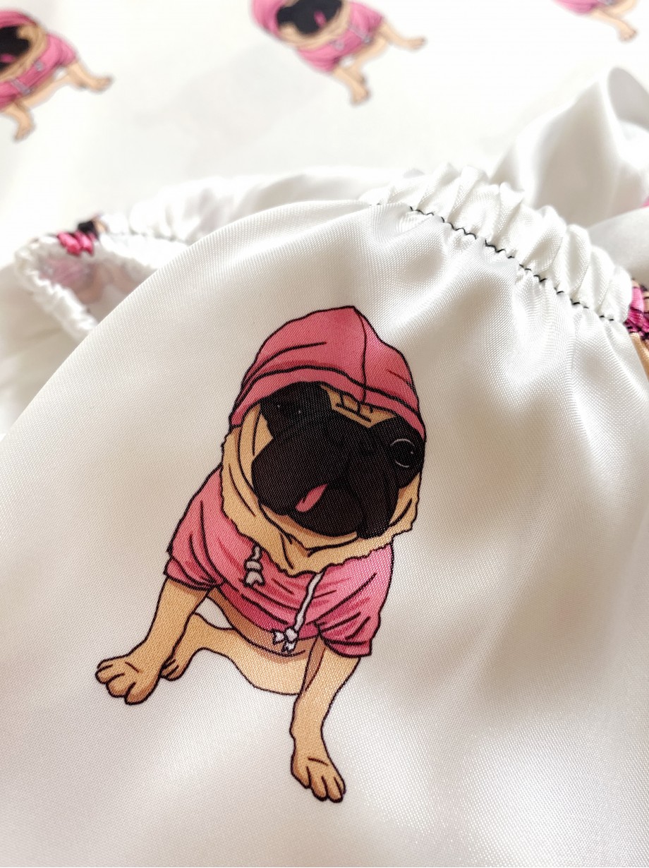 Pijama dama ieftina cu aspect satinat cu maieu si pantaloni scurti cu imprimeu Cateluș Pug Îmbrăcat în Roz - Dragoste pentru animale de companie 