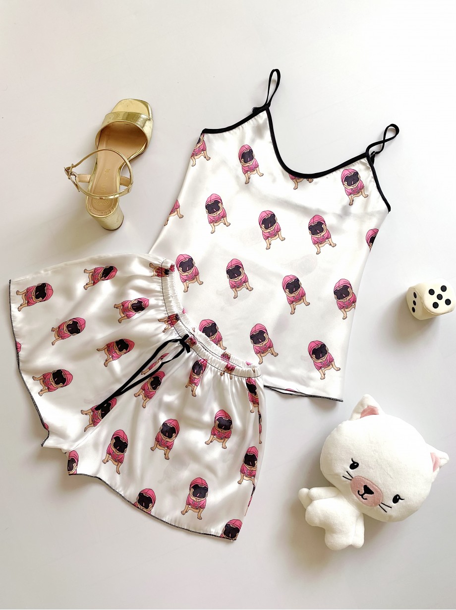 Pijama dama ieftina cu aspect satinat cu maieu si pantaloni scurti cu imprimeu Cateluș Pug Îmbrăcat în Roz - Dragoste pentru animale de companie 