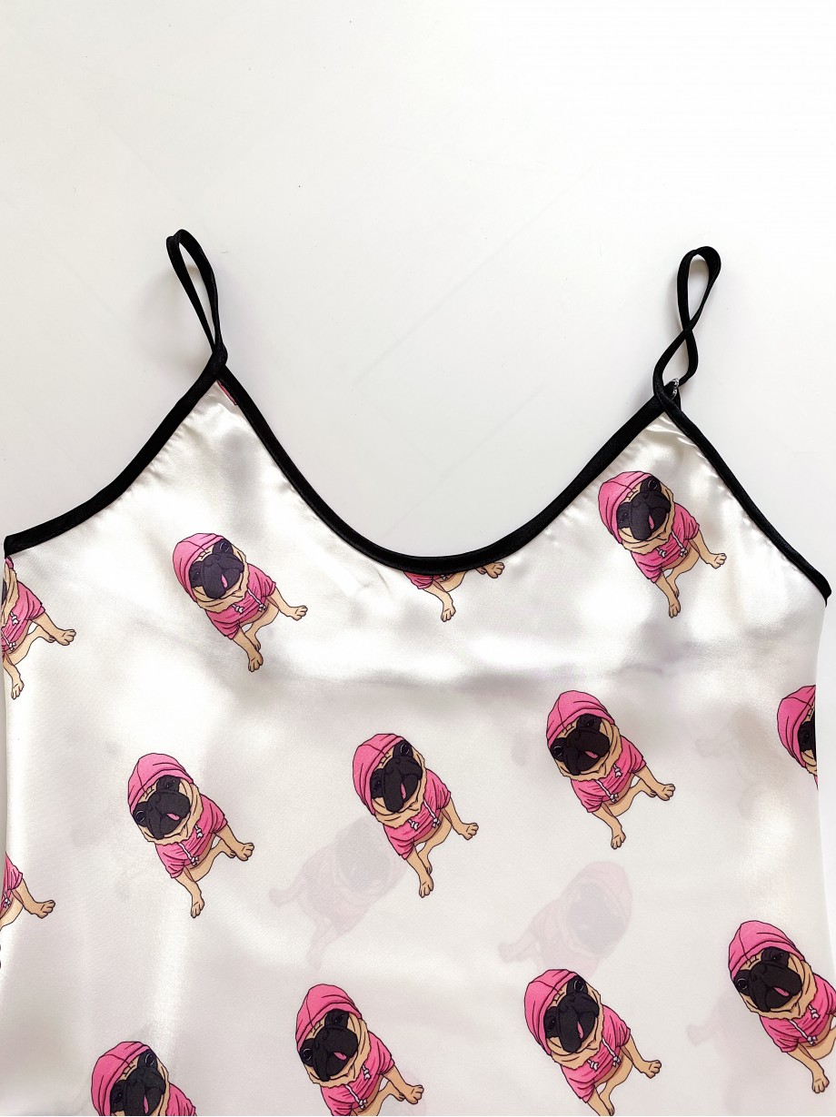 Pijama dama ieftina cu aspect satinat cu maieu si pantaloni scurti cu imprimeu Cateluș Pug Îmbrăcat în Roz - Dragoste pentru animale de companie 