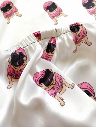 Pijama dama ieftina cu aspect satinat cu maieu si pantaloni scurti cu imprimeu Cateluș Pug Îmbrăcat în Roz - Dragoste pentru animale de companie 