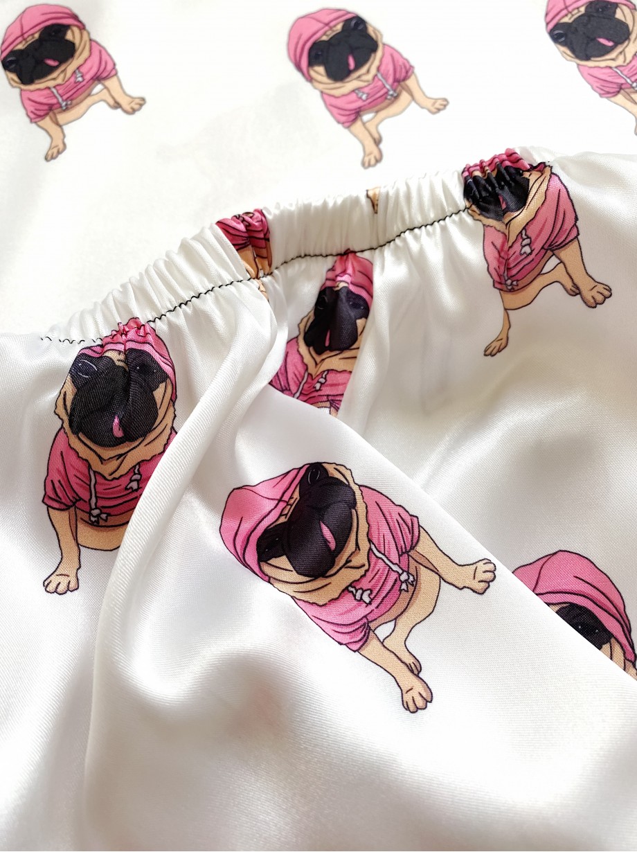 Pijama dama ieftina cu aspect satinat cu maieu si pantaloni scurti cu imprimeu Cateluș Pug Îmbrăcat în Roz - Dragoste pentru animale de companie 