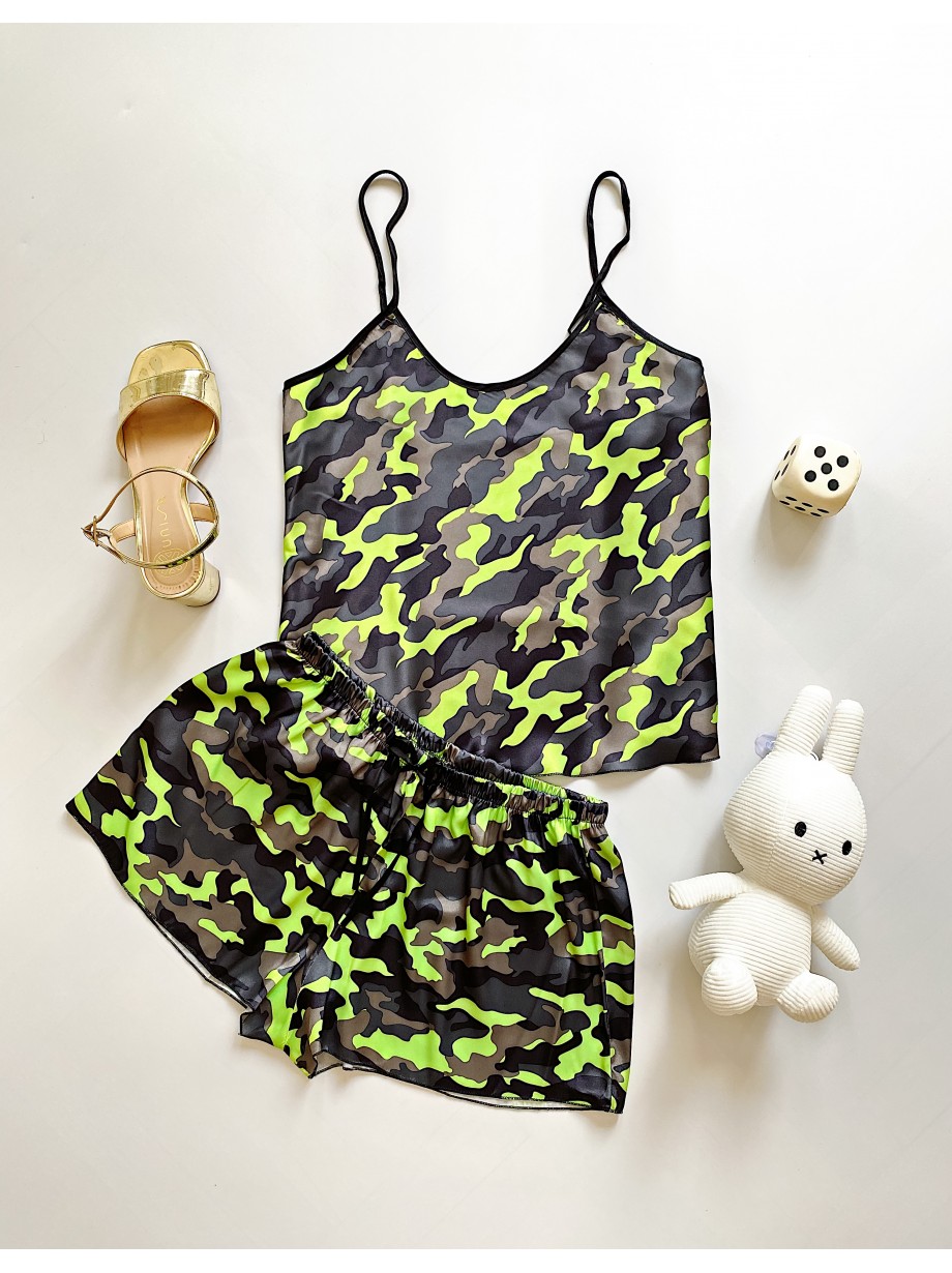 Pijama dama ieftina cu aspect satinat cu maieu si pantaloni scurti cu imprimeu Army - Putere și Determinare