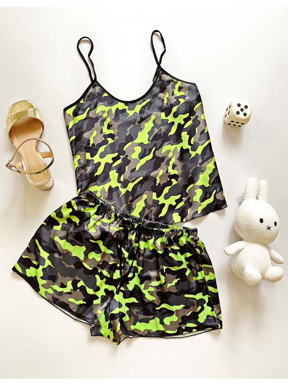 Pijama dama ieftina cu aspect satinat cu maieu si pantaloni scurti cu imprimeu Army - Putere și Determinare