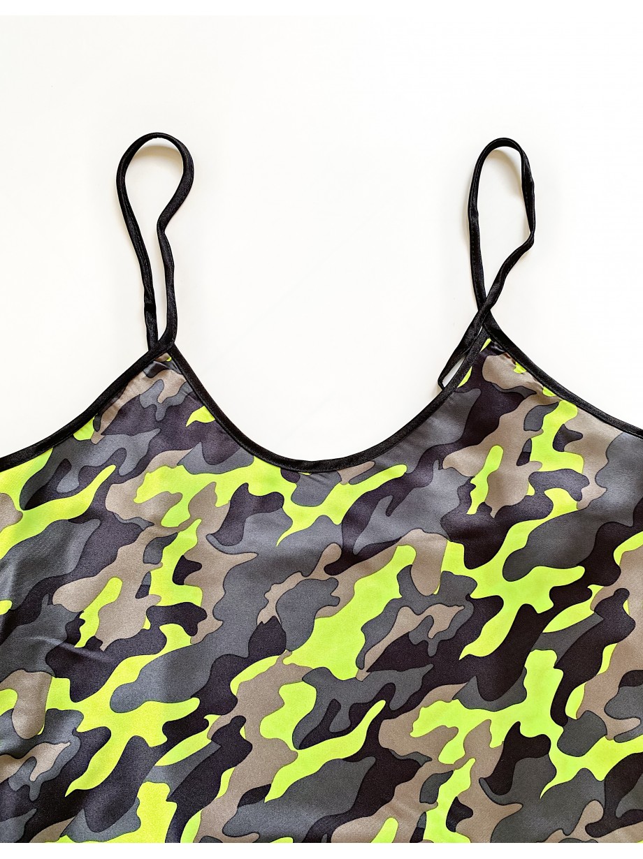 Pijama dama ieftina cu aspect satinat cu maieu si pantaloni scurti cu imprimeu Army - Putere și Determinare