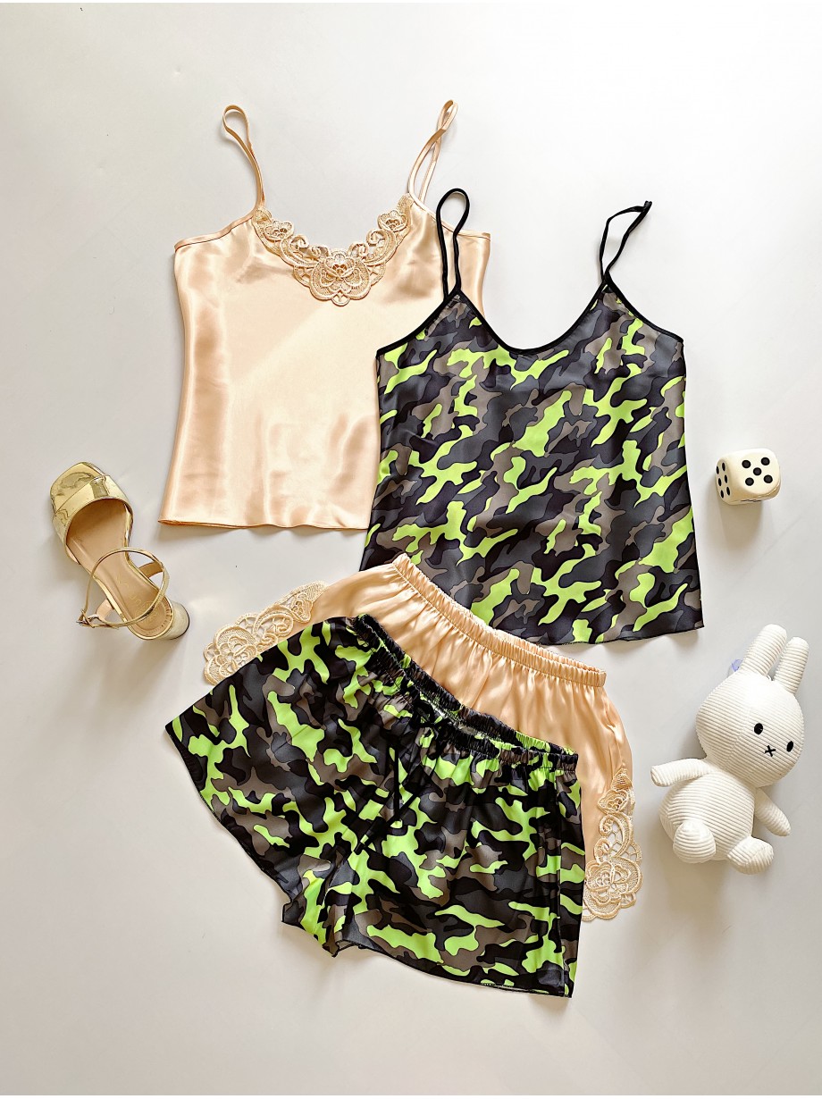 Pijama dama ieftina cu aspect satinat cu maieu si pantaloni scurti cu imprimeu Army - Putere și Determinare