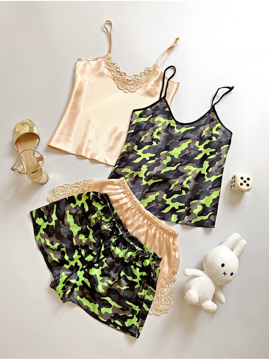 Pijama dama ieftina cu aspect satinat cu maieu si pantaloni scurti cu imprimeu Army - Putere și Determinare