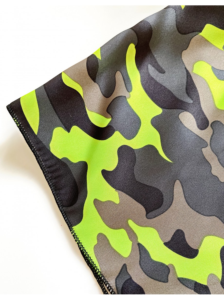 Pijama dama ieftina cu aspect satinat cu maieu si pantaloni scurti cu imprimeu Army - Putere și Determinare