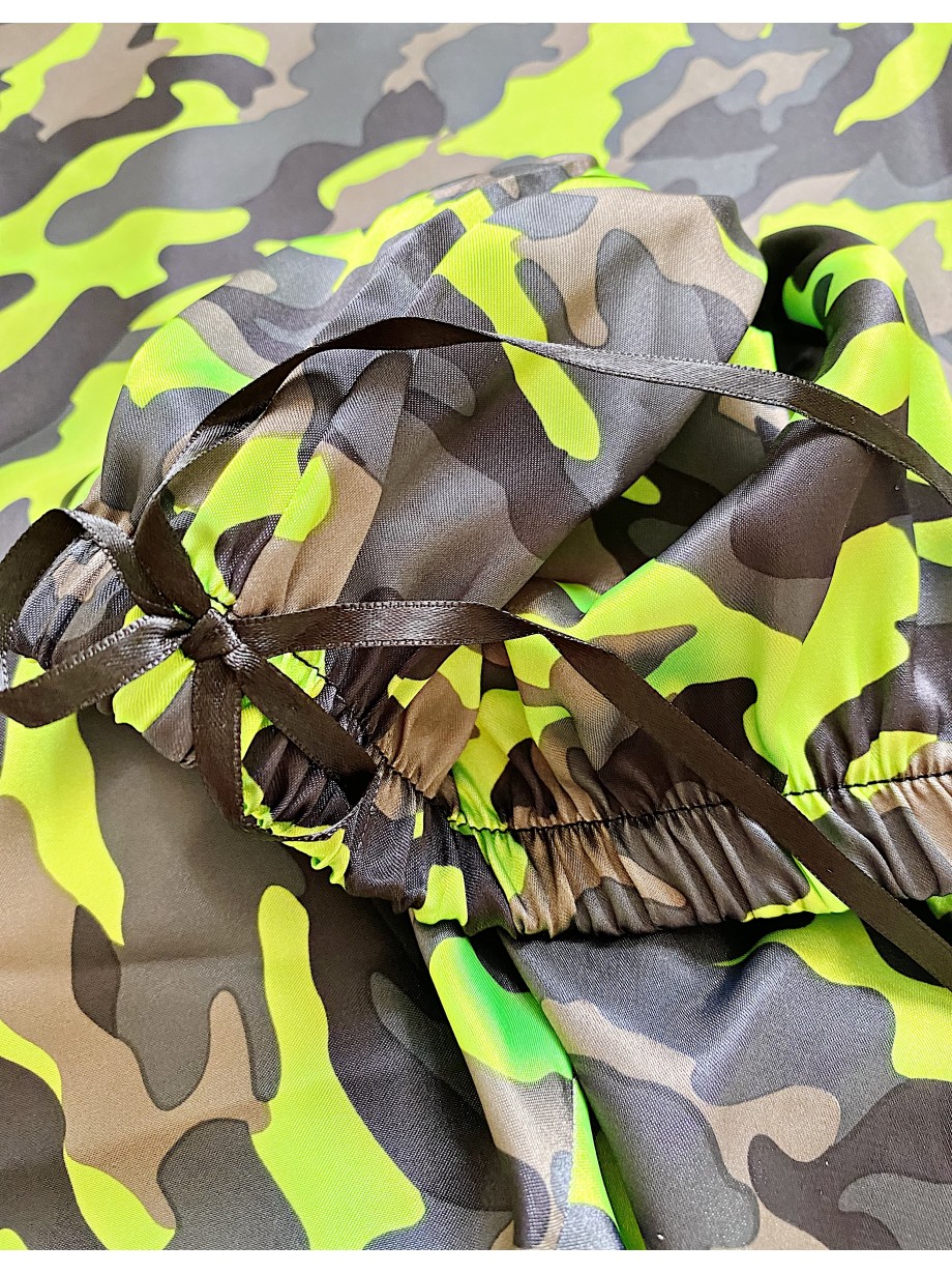 Pijama dama ieftina cu aspect satinat cu maieu si pantaloni scurti cu imprimeu Army - Putere și Determinare