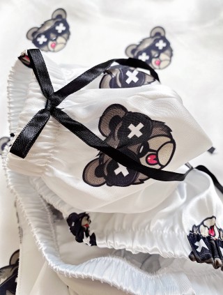 Pijama dama ieftina cu aspect satinat cu maieu si pantaloni scurti cu imprimeu Cățel cu Ochelari - Companie și Farmec Jucauș