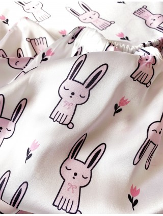 Pijama dama ieftina cu aspect satinat cu maieu si pantaloni scurti cu imprimeu Iepuras Roz - Relaxare in fiecare zi