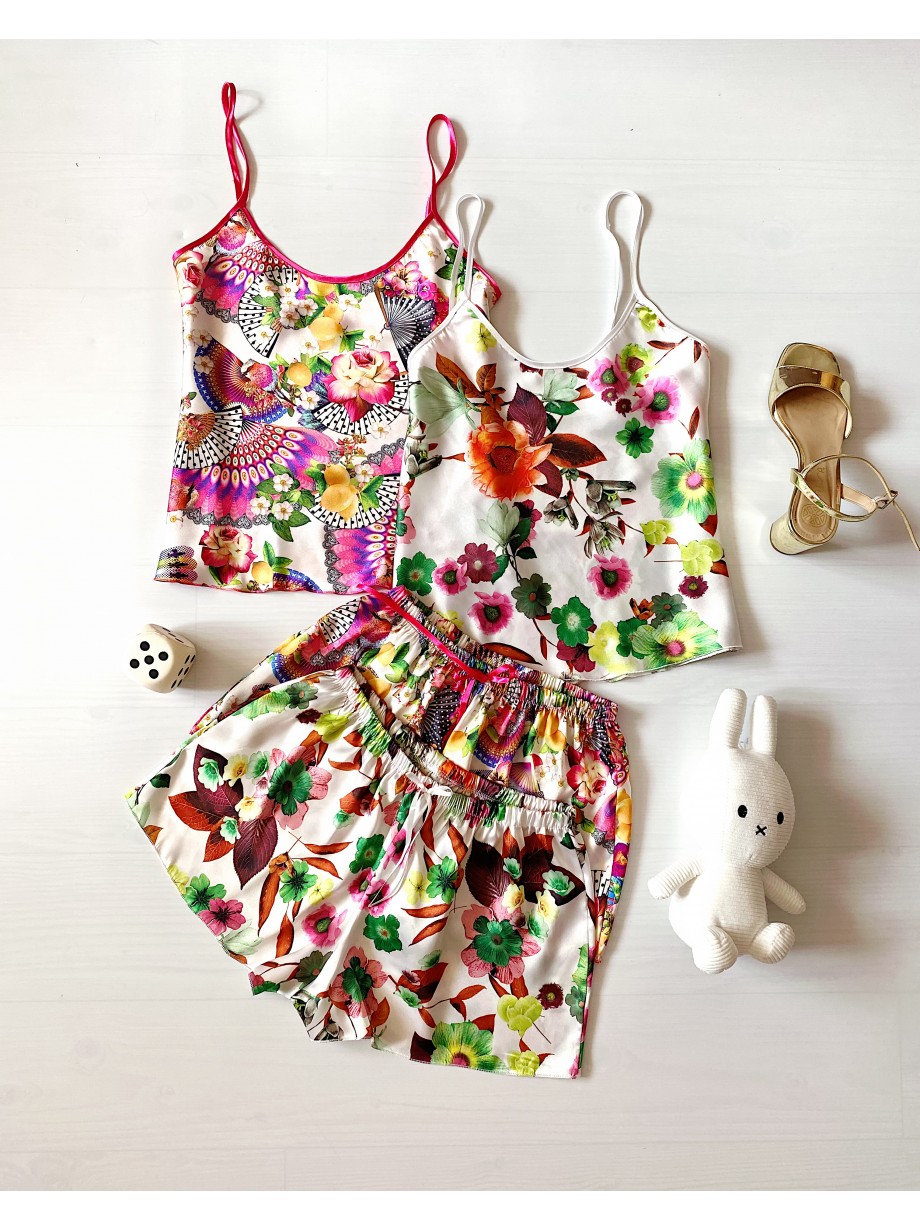 Pijama dama ieftina cu aspect satinat cu maieu si pantaloni scurti cu imprimeu floral - Eleganta naturala