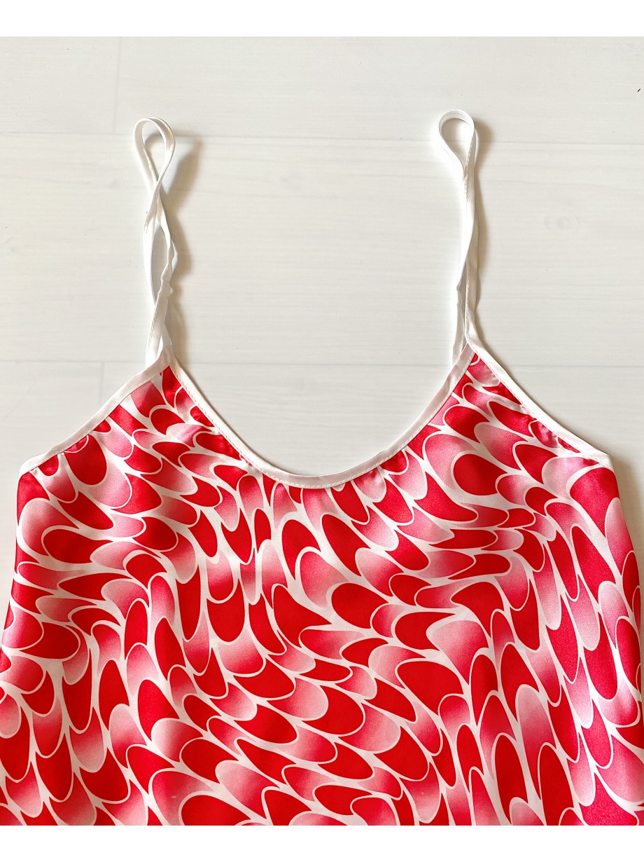 Pijama dama ieftina cu aspect satinat cu maieu si pantaloni scurti cu imprimeu Roz alb - Subtilitate si Caldura