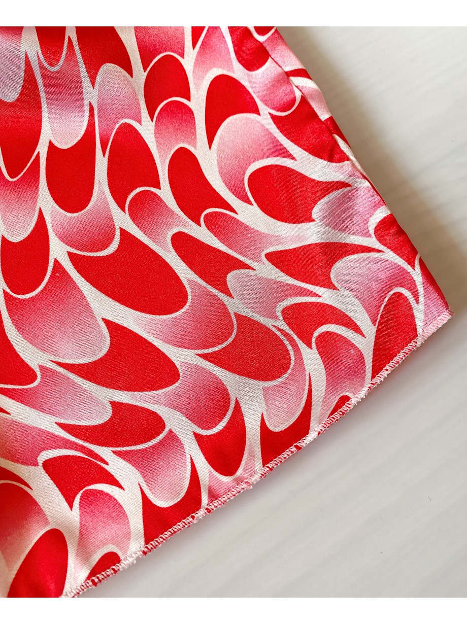 Pijama dama ieftina cu aspect satinat cu maieu si pantaloni scurti cu imprimeu Roz alb - Subtilitate si Caldura