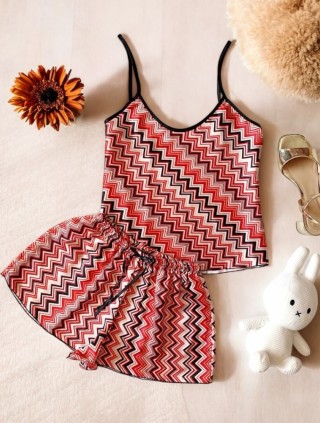 Pijama dama ieftina cu aspect satinat cu maieu si pantaloni scurti cu imprimeu zig-zag -  Dinamism si Vitalitate