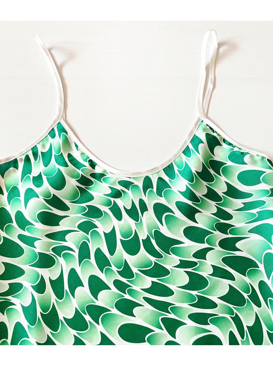 Pijama dama ieftina cu aspect satinat cu maieu si pantaloni scurti cu imprimeu Nuante de Verde - Energie Vibranta