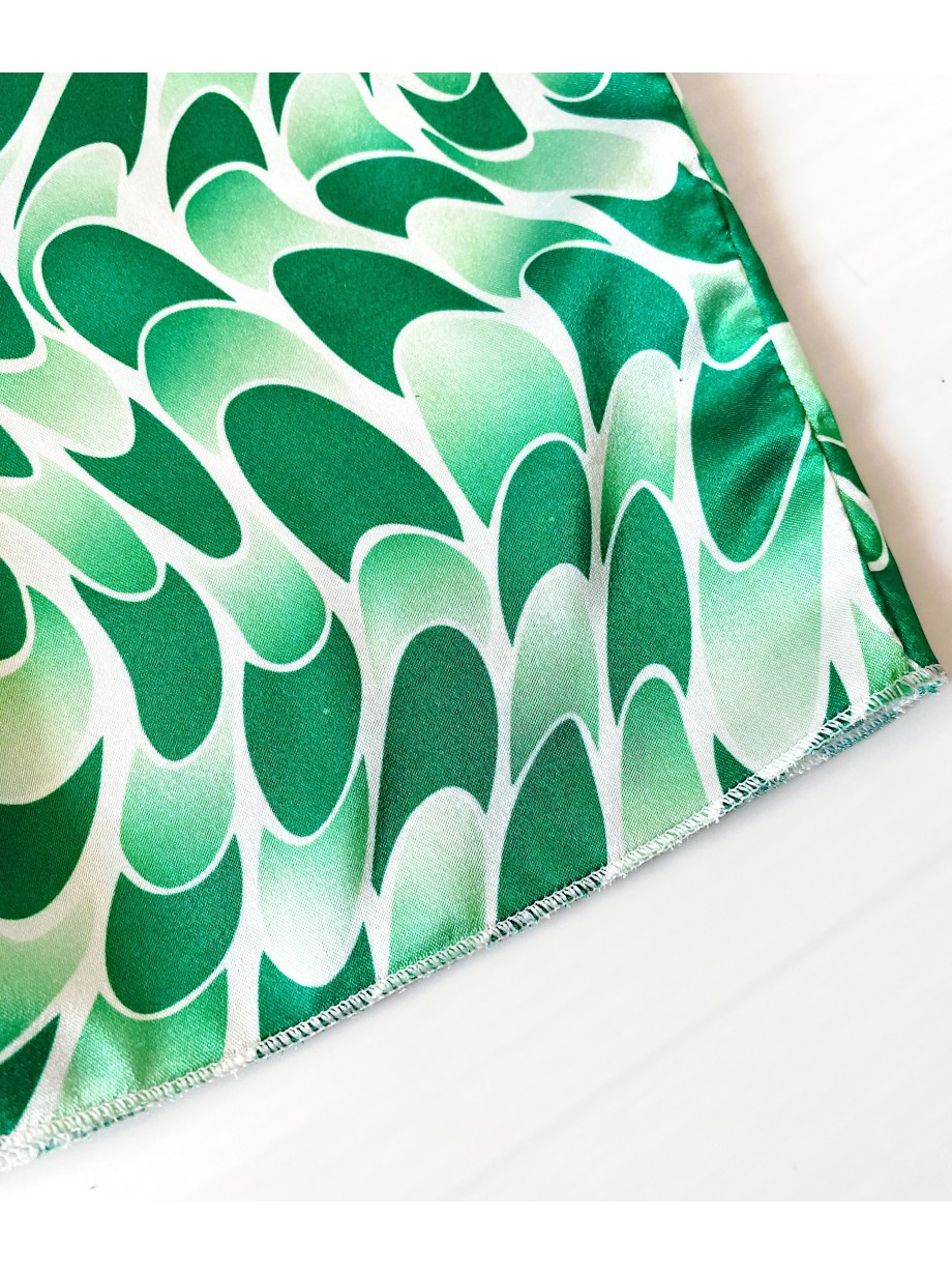 Pijama dama ieftina cu aspect satinat cu maieu si pantaloni scurti cu imprimeu Nuante de Verde - Energie Vibranta
