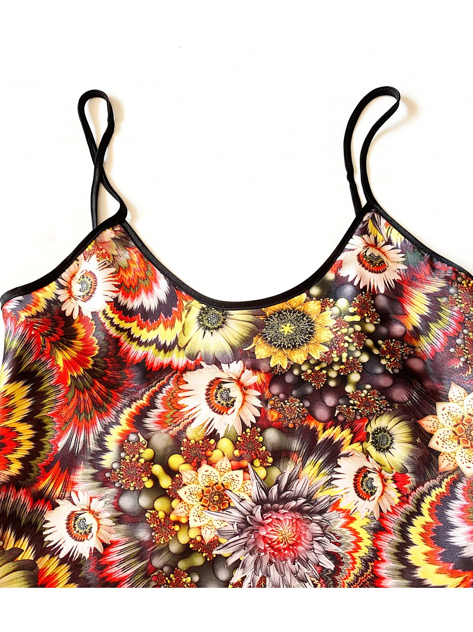 Pijama dama ieftina cu aspect satinat cu maieu si pantaloni scurti cu imprimeu Flori de Toamna - Anotimpul iubirii