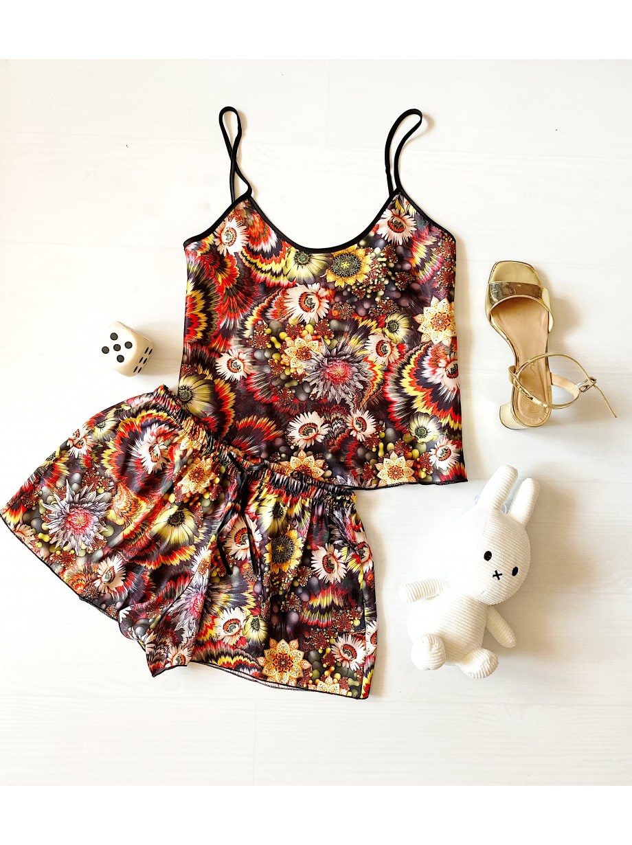 Pijama dama ieftina cu aspect satinat cu maieu si pantaloni scurti cu imprimeu Flori de Toamna - Anotimpul iubirii