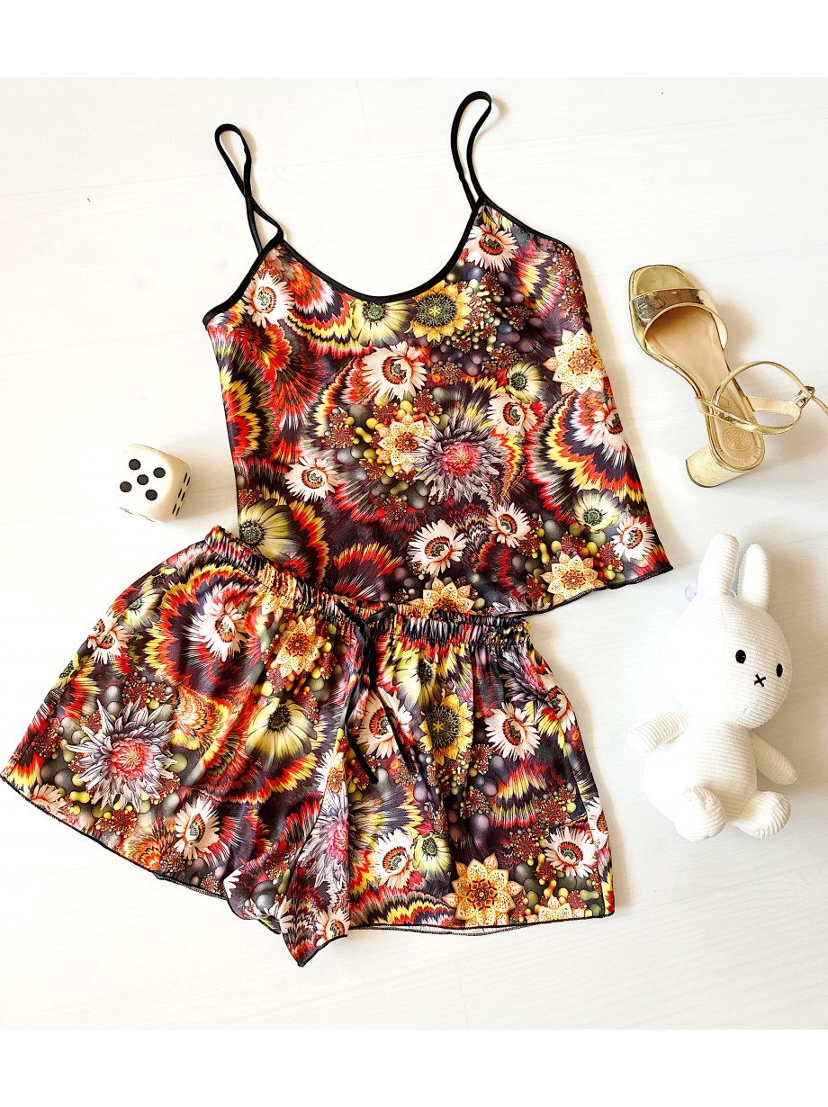 Pijama dama ieftina cu aspect satinat cu maieu si pantaloni scurti cu imprimeu Flori de Toamna - Anotimpul iubirii