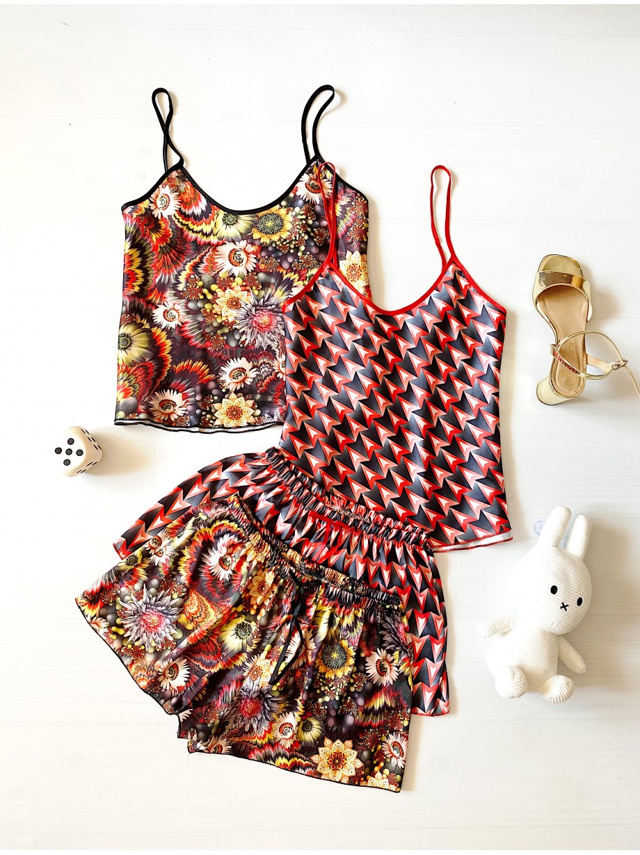 Pijama dama ieftina cu aspect satinat cu maieu si pantaloni scurti cu imprimeu Flori de Toamna - Anotimpul iubirii