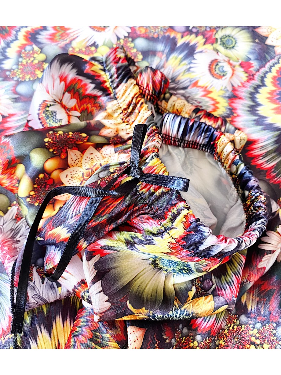 Pijama dama ieftina cu aspect satinat cu maieu si pantaloni scurti cu imprimeu Flori de Toamna - Anotimpul iubirii