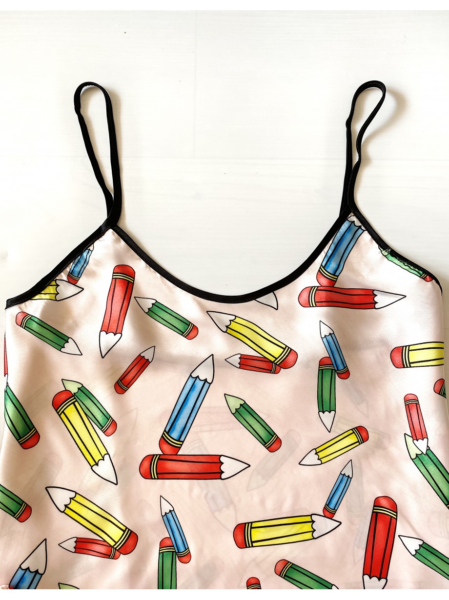 Pijama dama ieftina cu aspect satinat cu maieu si pantaloni scurti cu imprimeu Creioane colorate - Vesela si Colorata