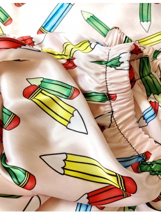 Pijama dama ieftina cu aspect satinat cu maieu si pantaloni scurti cu imprimeu Creioane colorate - Vesela si Colorata