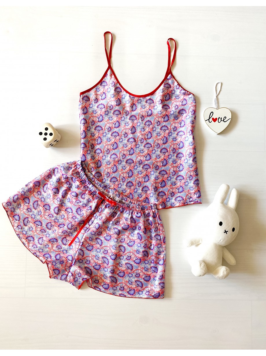 Pijama dama ieftina cu aspect satinat cu maieu si pantaloni scurti cu imprimeu Molly - Vibranta si Stilata