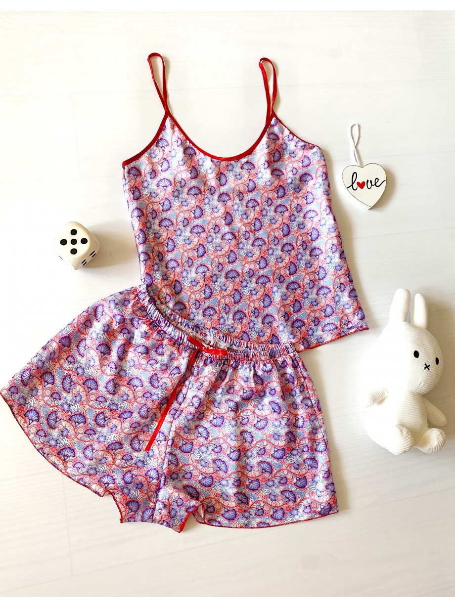 Pijama dama ieftina cu aspect satinat cu maieu si pantaloni scurti cu imprimeu Molly - Vibranta si Stilata