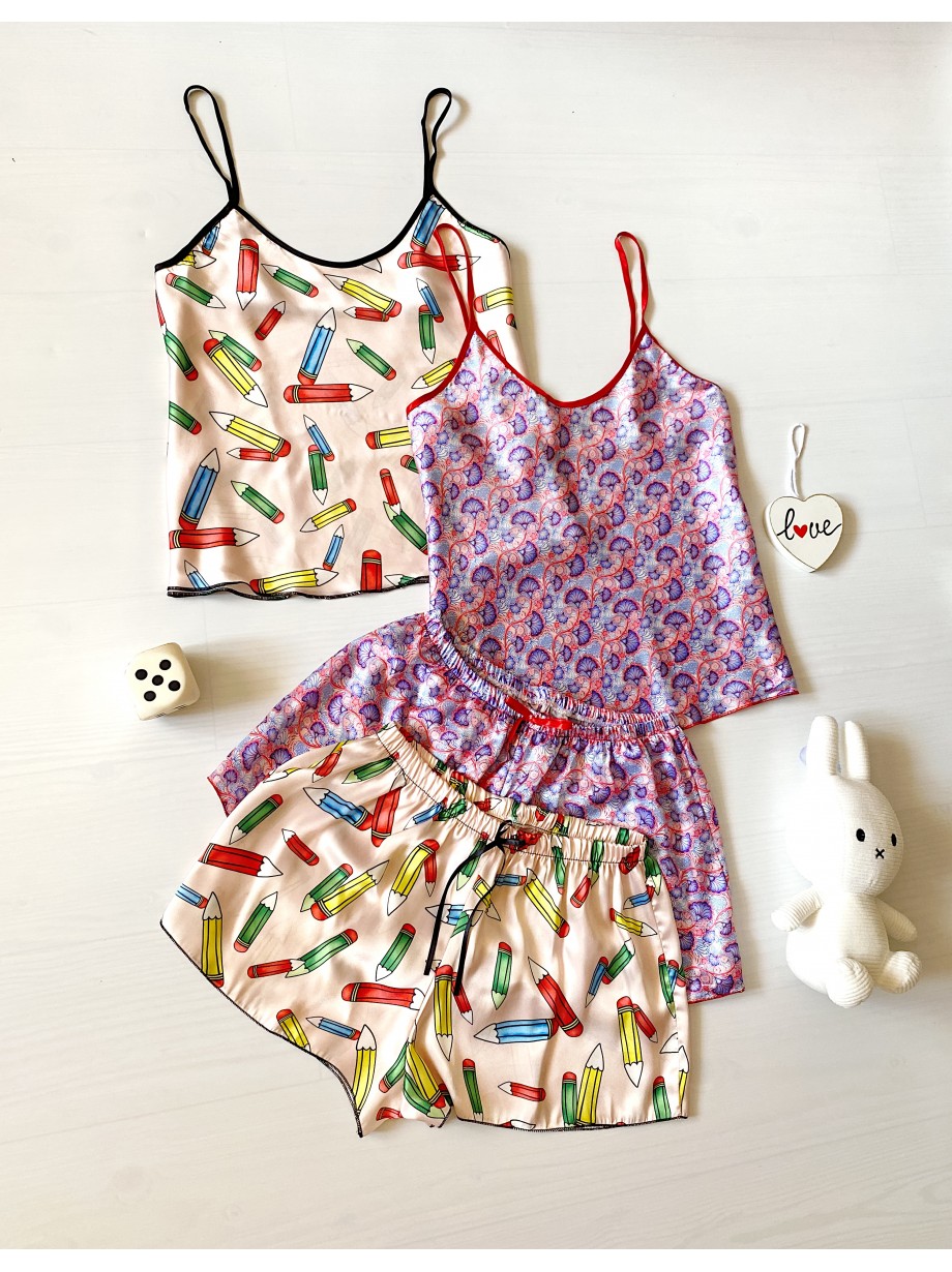 Pijama dama ieftina cu aspect satinat cu maieu si pantaloni scurti cu imprimeu Molly - Vibranta si Stilata