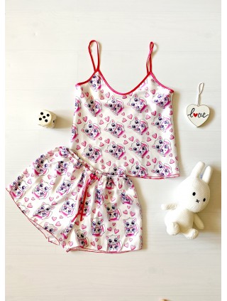 Pijama dama ieftina cu aspect satinat cu maieu si pantaloni scurti cu imprimeu Pisicute si Inimioare
