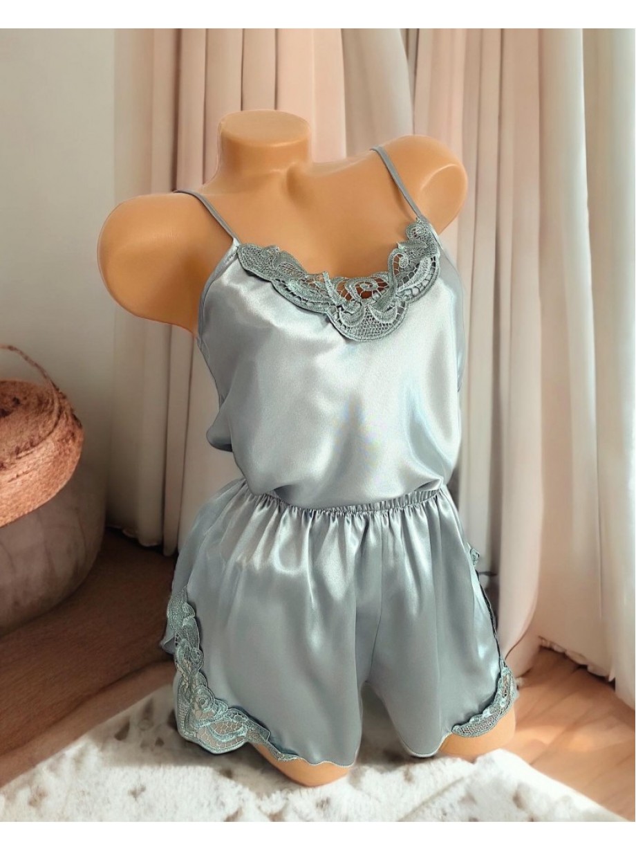 Pijama Dama ieftina cu aspect satinat formata din maieu cu bretele si pantaloni scurti cu dantela vernil 