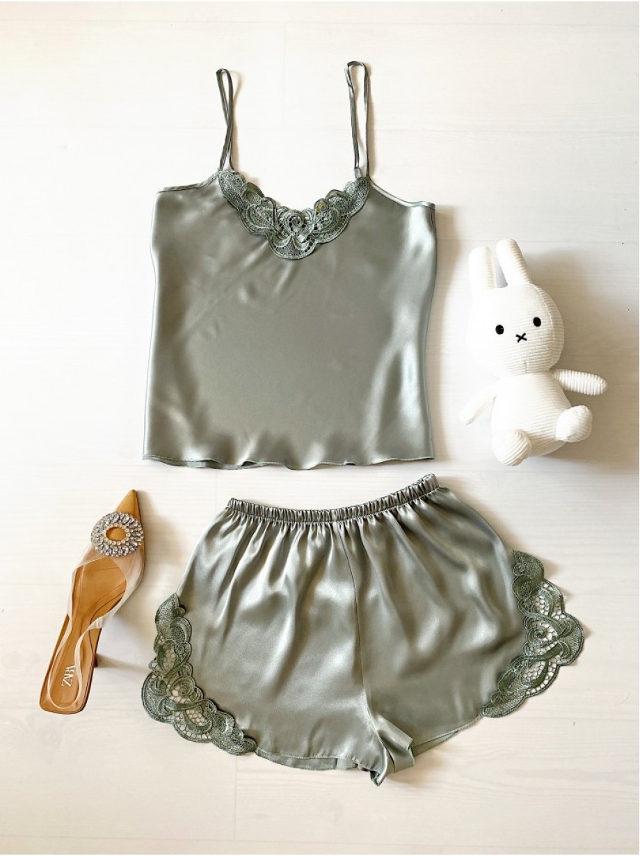 Pijama Dama ieftina cu aspect satinat formata din maieu cu bretele si pantaloni scurti cu dantela vernil 