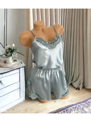 Pijama Dama ieftina cu aspect satinat formata din maieu cu bretele si pantaloni scurti cu dantela vernil 