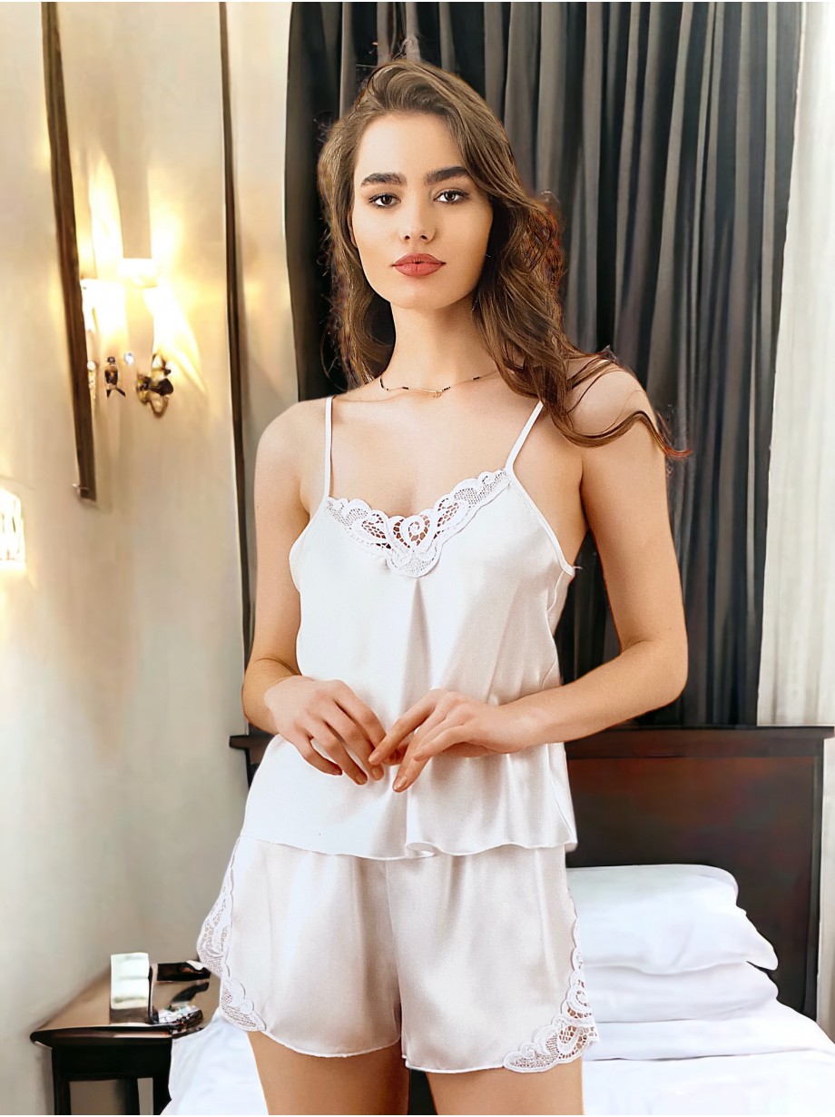 Pijama Dama ieftina cu aspect satinat formata din maieu cu bretele si pantaloni scurti cu dantela alba