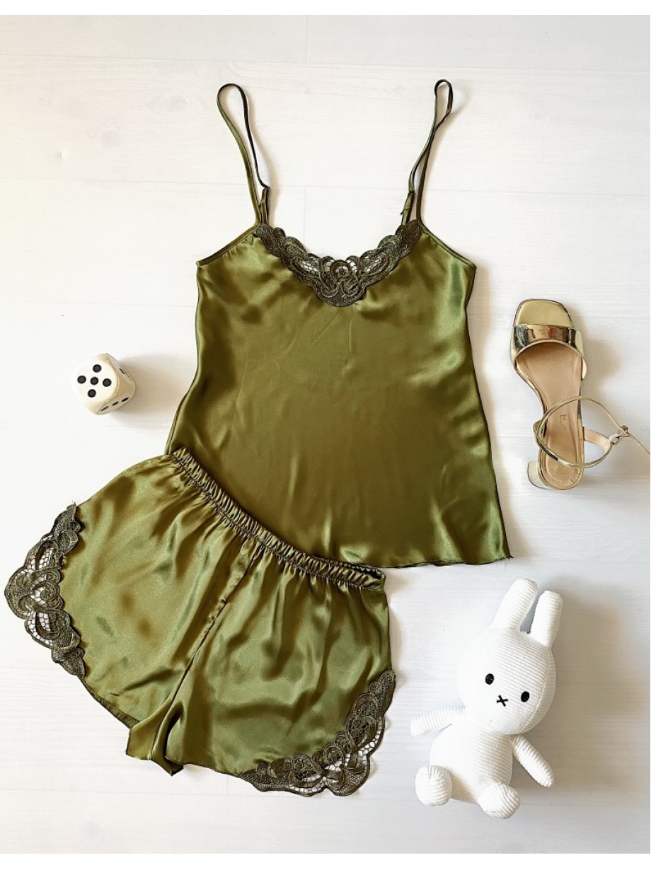 Pijama Dama ieftina cu aspect satinat formata din maieu cu bretele si pantaloni scurti cu dantela khaki
