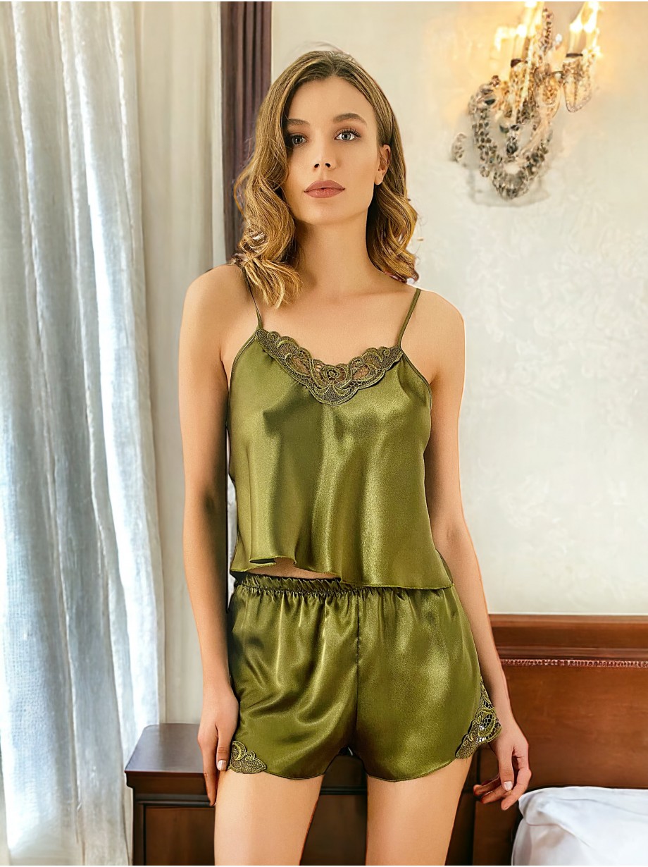 Pijama Dama ieftina cu aspect satinat formata din maieu cu bretele si pantaloni scurti cu dantela khaki
