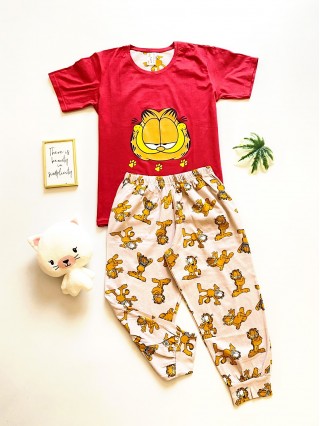 Pijama dama din bumbac cu pantaloni trei sferturi si tricou rosu cu imprimeu Garfield Faimos