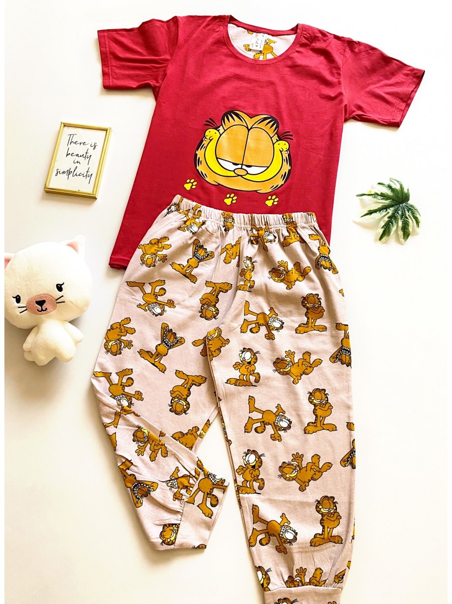 Pijama dama din bumbac cu pantaloni trei sferturi si tricou rosu cu imprimeu Garfield Faimos
