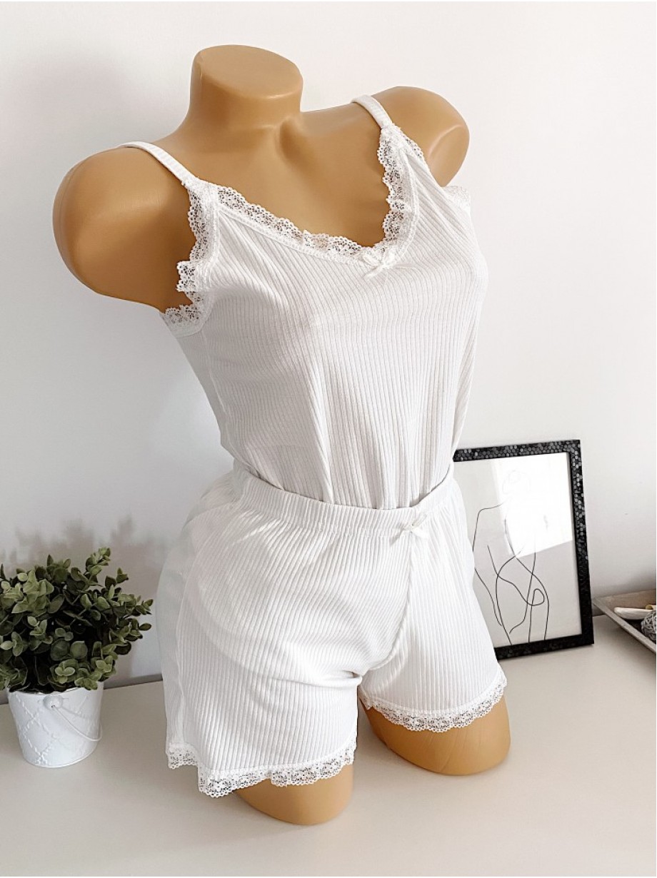 Pijama dama ieftina scurta alba cu maieu cu volanase si danteluta Pijama dama ieftina scurta alba cu maieu cu volanase si danteluta