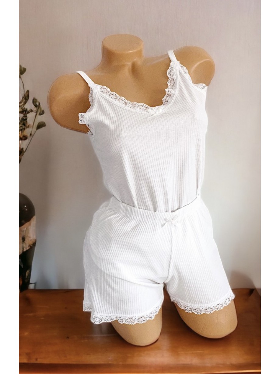 Pijama dama ieftina scurta alba cu maieu cu volanase si danteluta Pijama dama ieftina scurta alba cu maieu cu volanase si danteluta