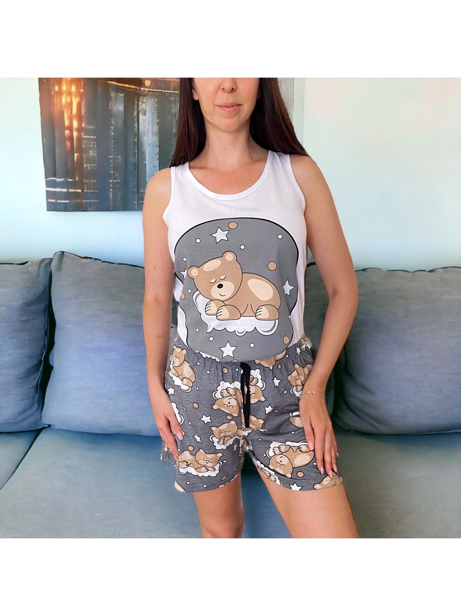 Pijama dama ieftina din bumbac formata din maieu alb si pantaloni scurti gri cu imprimeu cu Ursulet somnoros