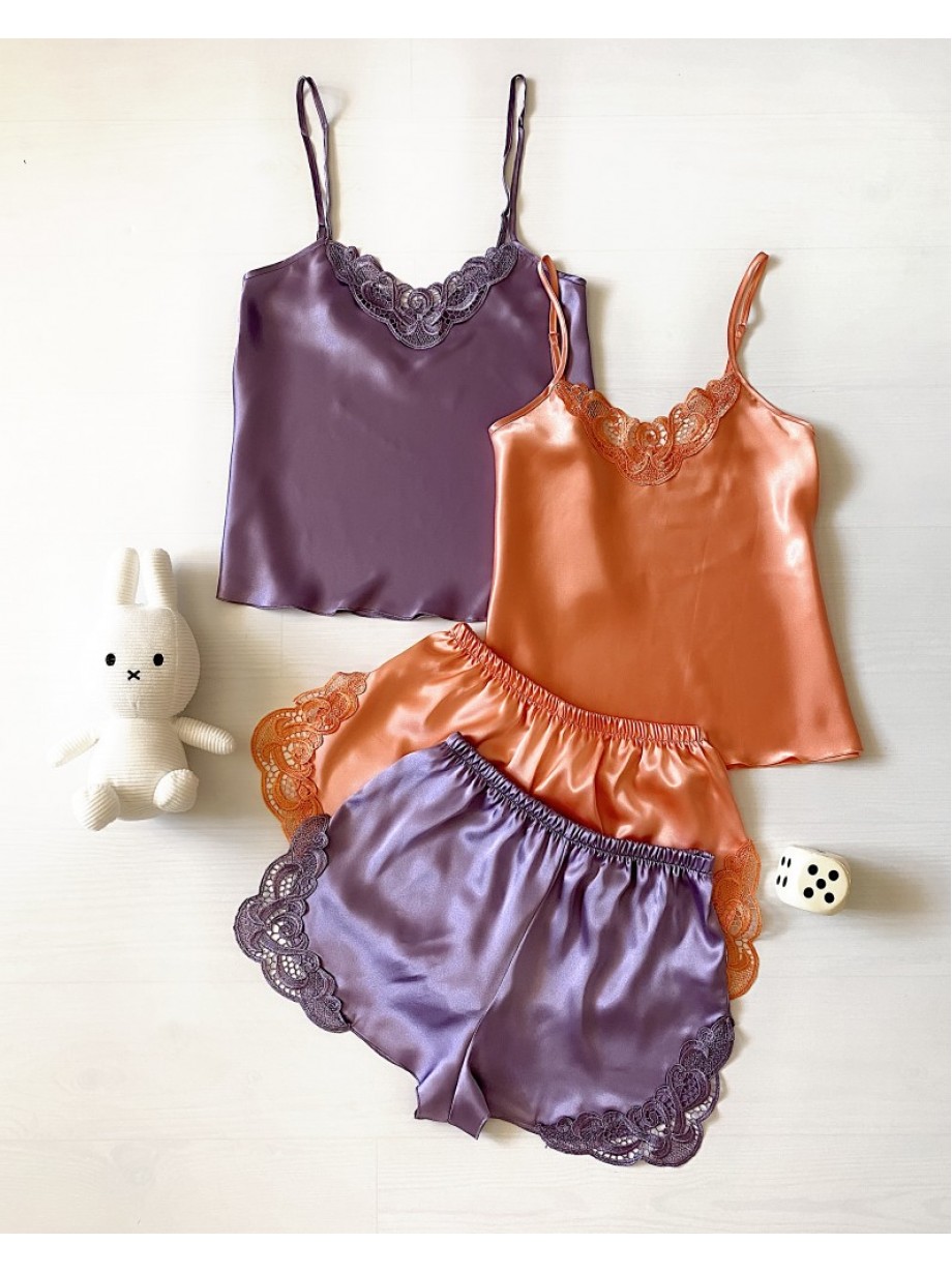 Pijama Dama ieftina cu aspect satinat formata din maieu cu bretele si pantaloni scurti cu dantela mov - Note Vibrante pentru Seri Pline de Culori